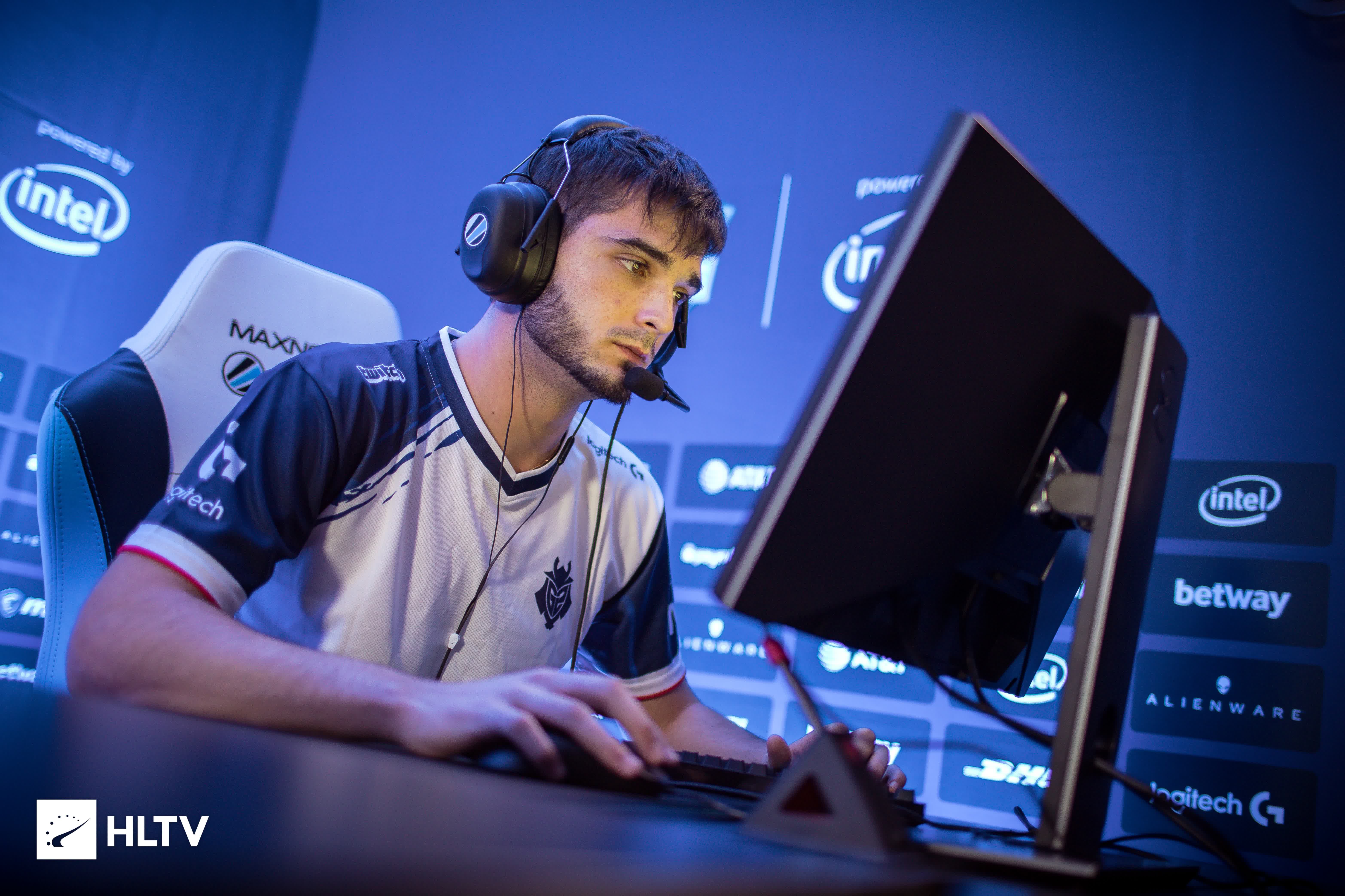 同时在整个 同时在整个