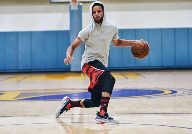 足球市场中 足球市场中